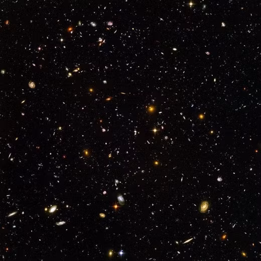 Bức ảnh này được chụp bởi kính thiên văn Hubble. Có hàng nghìn, hàng nghìn Thiên Hà khác nhau. Trong mỗi thiên hà lại chứa hàng triệu Ngôi Sao và các Hành Tinh của chúng.