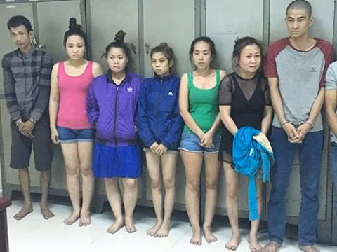 Gai xinh ga khach Tay tam chung roi cuop tai san