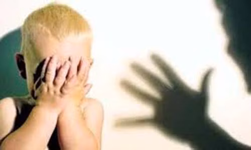 Bảo mẫu bật dây thun vào trẻ để ổn định trật tự Bao mau bat day thun vao tre de on dinh trat tu