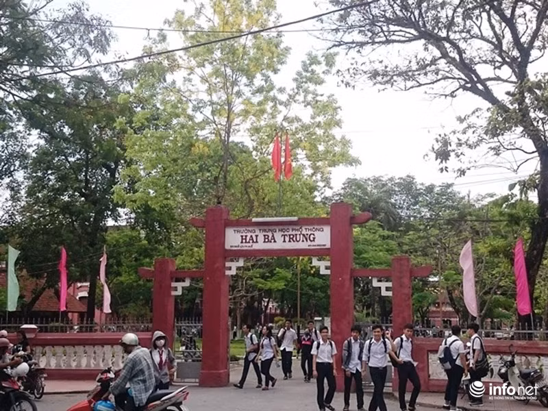 Một cây hoàng yến nở hoa trong khuôn viên trường THPT Hai Bà Trưng (TP.Huế).