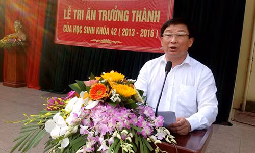 Thầy Ngô Sỹ Thủy - Hiệu trưởng trường THPT chuyên Phan Bội Châu (Nghệ An)chia sẻ trong lễ chia tay học trò. Ảnh: Trần Hiếu.