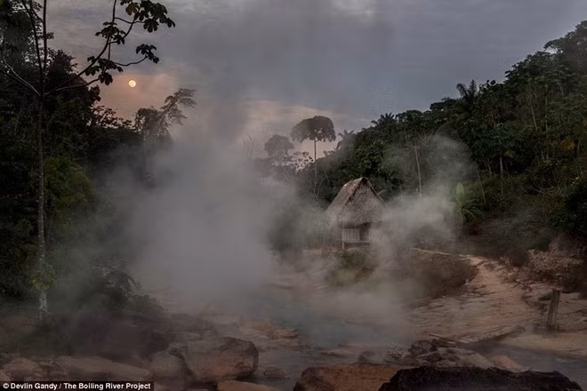 Theo người dân địa phương, dòng sông này từng là phương pháp chữa bệnh thiêng liêng của người dân Asháninka. Con sông có đoạn rộng 25m và sâu 20m.