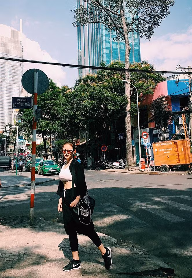 Angela Phương Trinh "Năng động ra phố vài giây rồi lao vào phòng tập lia lịa cả nhà ơi, siêu nhân đánh tan mỡ bụng do ăn bánh chưng ngày tết xuất hiện!!!".