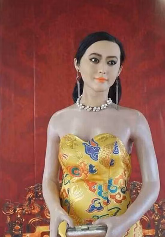 Đây là phiên bản tượng sáp do một đại gia vì hâm mộ Phạm Băng Băng đã bỏ tiền thực hiện. Nhưng khi mang “bản sao” đến phòng trưng bày, doanh nhân này vấp phải sự chỉ trích từ đám đông. Họ cho rằng ông tự phá hủy vẻ đẹp của thần tượng với bức tượng sáp thô kệch.