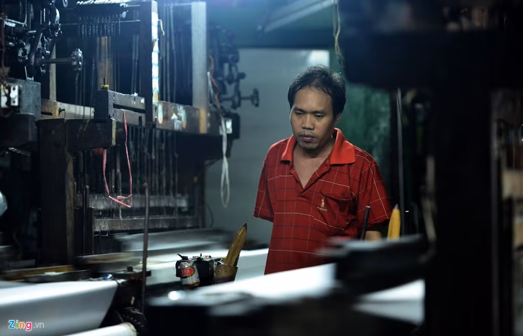 "Các anh chị em trong gia đình đều không kham nổi, hàng hóa không bán được như thời trước, thu nhập thấp nên mọi người chuyển sang làm việc khác. Không có tiền đầu tư máy hiện đại, chỉ còn tôi cầm cự với những chiếc máy dệt khung gỗ hoạt động qua ngày", thợ dệt này cho hay.