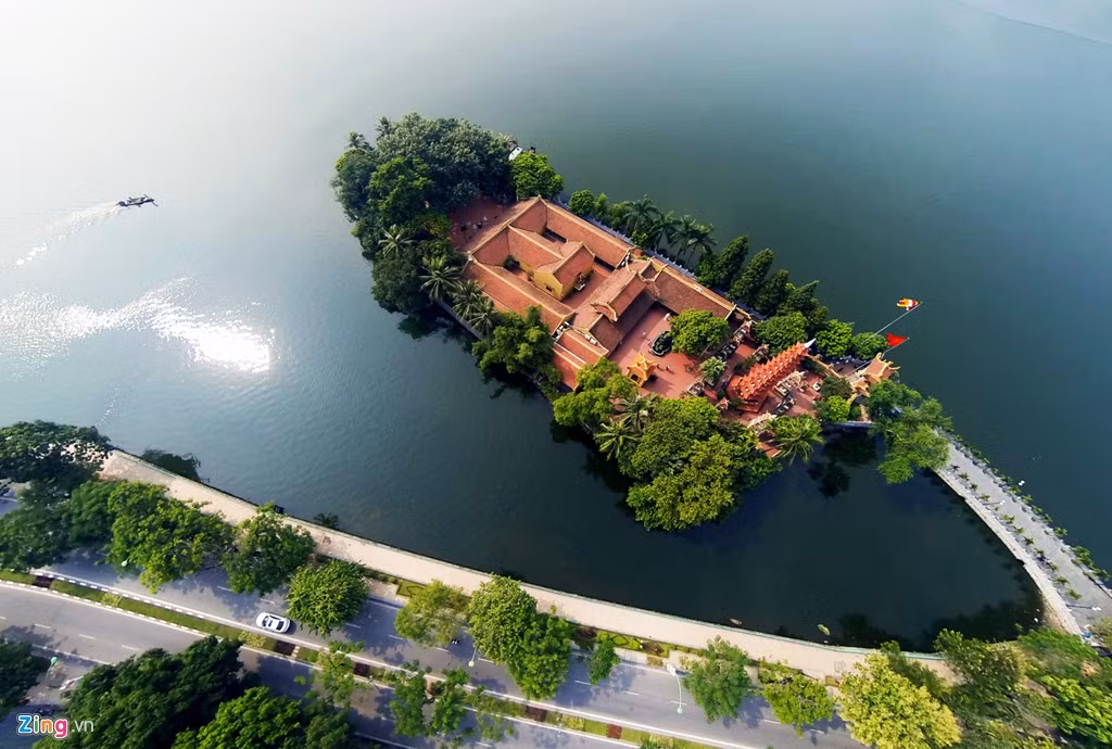 Hồ Tây từ lâu đã là thắng cảnh. Thời Lý - Trần, các vua chúa lập quanh hồ nhiều cung điện làm nơi nghỉ mát, giải trí như cung Thúy Hoa và Từ Hoa thời Lý (nay là khu vực chùa Kim Liên), điện Hàm Nguyên thời Trần nay là khu chùa Trấn Quốc (ảnh).