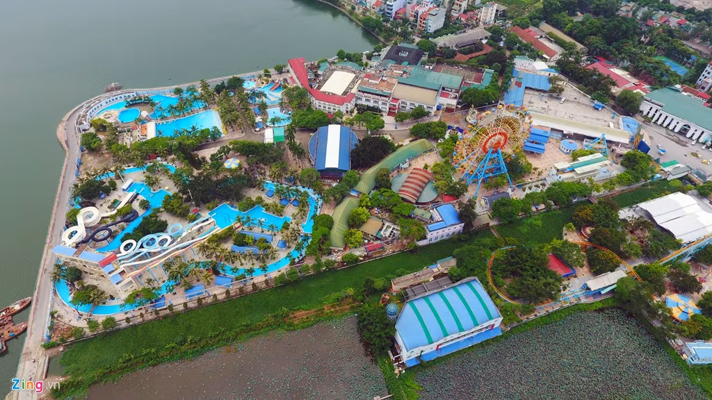 Công viên nước trên hồ Tây được xây dựng và hoạt động từ năm 2000. Đây là một trong những địa điểm vui chơi giải trí ưa thích của người dân thủ đô.
