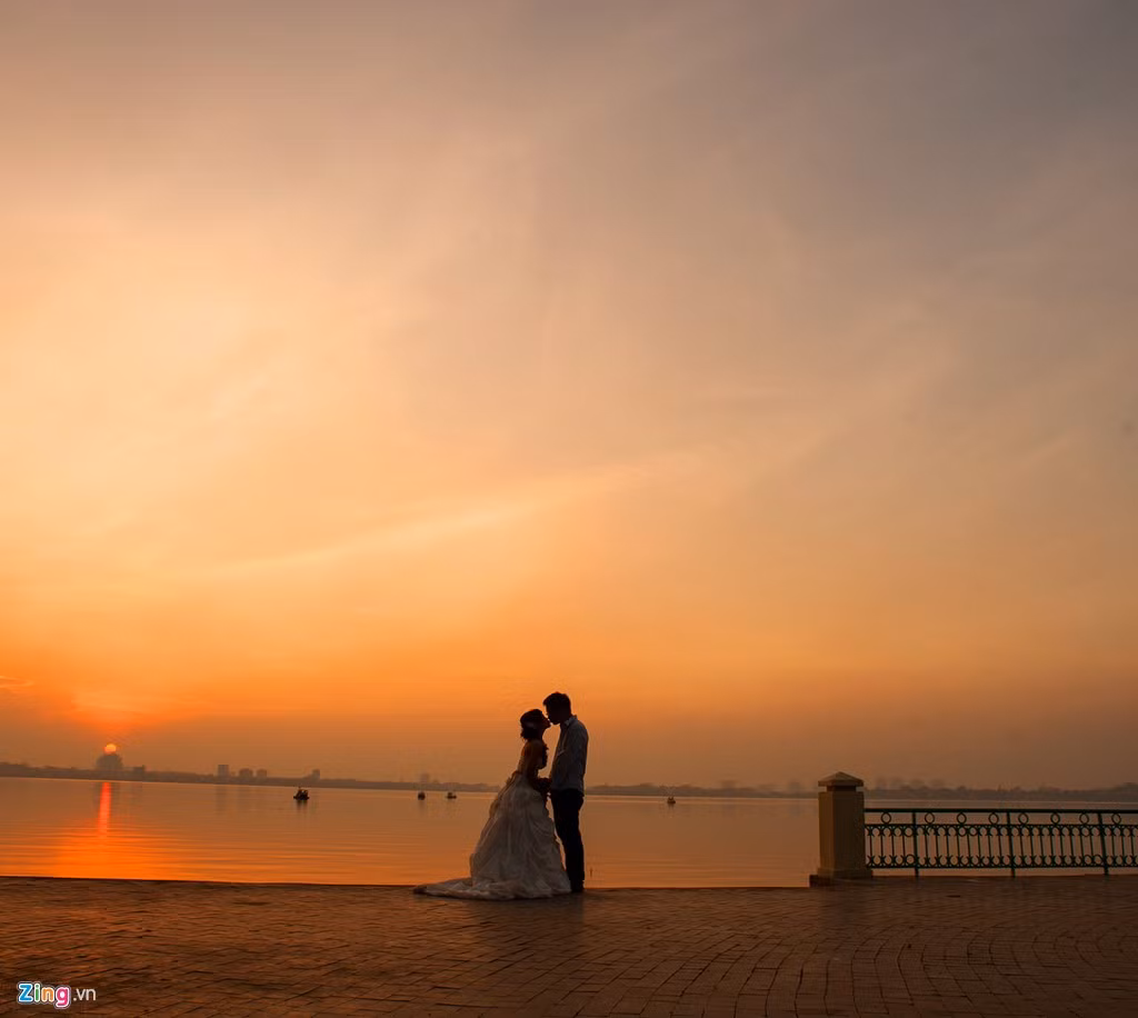 Hồ Tây nhiều năm nay được ví là một lá phổi xanh của thủ đô, là góc lãng mạn nhất trong tổng thể bức tranh về Hà Nội.