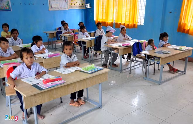 Sau hai năm vận động, Ban giám hiệu Trường tiểu học Sơn Ba (huyện vùng cao Sơn Hà) đã thuyết phục vợ chồng ông Đinh Văn An (ngụ thôn Gò Da) cho con trai Đinh Văn K'Rễ (8 tuổi) nặng hơn 3 kg đến trường học lớp 1 từ tháng 9 đến nay. Sau hai năm vận động, Ban giám hiệu Trường tiểu học Sơn Ba (huyện vùng cao Sơn Hà) đã thuyết phục vợ chồng ông Đinh Văn An (ngụ thôn Gò Da) cho con trai Đinh Văn K'Rễ (8 tuổi) nặng hơn 3 kg đến trường học lớp 1 từ tháng 9 đến nay.