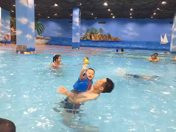 Khoảnh khắc hạnh phúc của Chí Nhân khi cho con trai tập bơi.