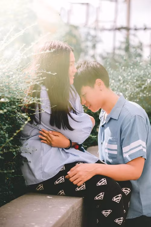 Một bên là anh chàng cao ráo, điển trai, sở hữu nụ cười tỏa nắng, một bên là cô gái sồ sề, đôi mắt húp híp và làn da đen nhẻm... Hai người không có chút liên quan nào về ngoại hình này lại là “người yêu đích thực” của nhau. Nhìn cách họ yêu thương nhau trong từng khung hình, nhiều người phải gật gù thừa nhận, ngoại hình chẳng ảnh hưởng gì đến tình yêu. Cô gái mập mạp cười tít mắt, tạo dáng nhắng nhít bên người yêu, còn anh chàng thư sinh thì luôn nhìn “một nửa” của mình bằng ánh mắt đắm đuối.