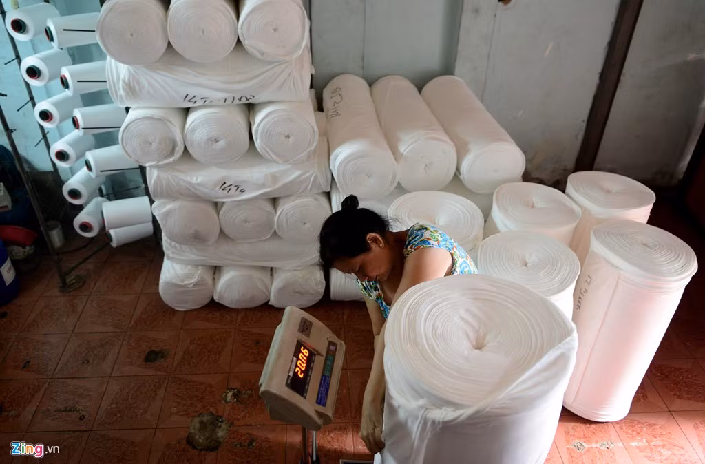 Việc thua lỗ kéo dài đã kéo làng dệt Bảy Hiền đi vào ngõ cụt, thấp thỏm tan rã. Thế hệ con em làng dệt nức tiếng một thời ở Sài Gòn ngày nay đã không còn mặn mà với nghề truyền thống. Hiện làng dệt Bảy Hiền có đến 70% hộ dân chuyển đổi ngành nghề.