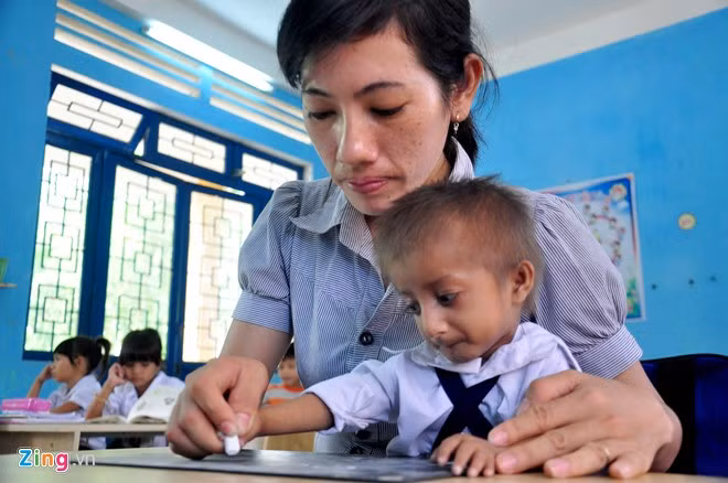 Nhiều lần, các giáo viên về làng vận động gia đình ông An đưa bé K'Rễ đến Trường tiểu học Sơn Ba kiểm tra, làm quen môi trường học tập. Đến đầu năm học mới 2016, ông mới đưa con trai đến ở nội trú, chính thức vào học lớp 1.