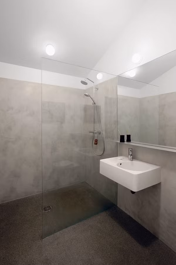 Nhà tắm nhỏ bên trong có thiết kế rất đơn giản với khu vực tắm tách biệt với toilet và bồn rửa.