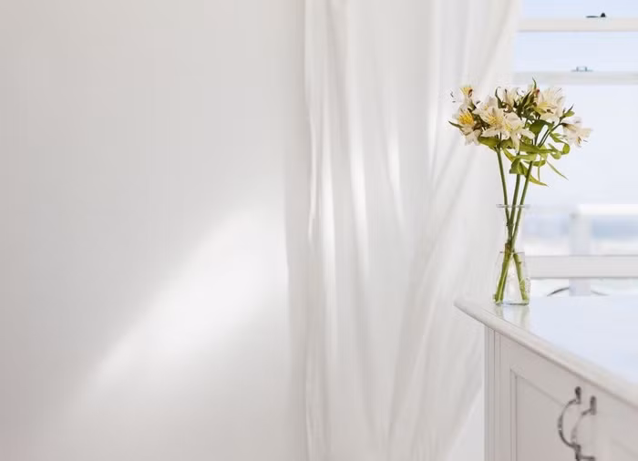 2. Giặt rèm cửa Sau một thời gian, bụi bặm sẽ bám đầy vào mặt vải của rèm. Thực tế tùy thuộc vào khu vực bạn ở không khí có trong lành không hay bụi bặm, bạn có thể phải giặt rèm nhiều hơn 1 lần trong năm. Bạn có thể dùng máy giặt hoặc mang ra hàng giặt khô. Một khó khăn cho nhiều người trong việc giặt đồ vật trong nhà này bằng máy là những chiếc móc cài gắn ở một đầu rèm, nếu cho vào máy giặt, chúng sẽ gây xước máy, nhưng việc tháo ra và lắp lại vô cùng tốn công sức. Có một mẹo đơn giản là bạn hãy buộc và bọc chặt tất cả phần đầu móc lại.