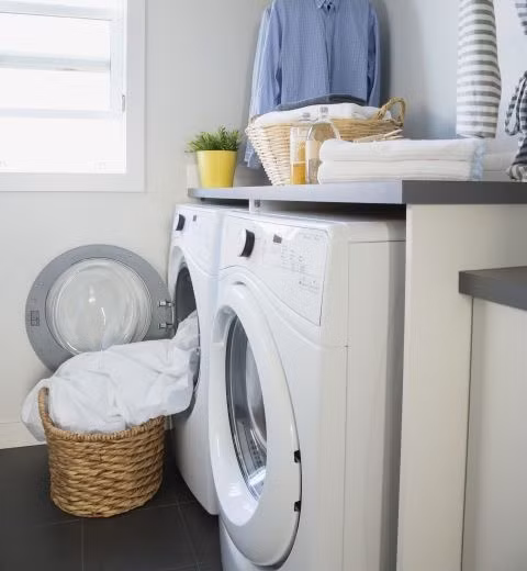 3. Làm sạch sâu máy sấy quần áo Đời sống phát triển, máy sấy quần áo đi đôi với máy giặt đã không còn xa lạ với nhiều gia đình. Hãy tháo các ống dẫn, sau đó hút bụi bên trong, xung quanh và phía dưới càng nhiều càng tốt. Bạn có thể dùng bàn chải hoặc loại cọ có tay cầm dài để làm mọi việc dễ dàng hơn.