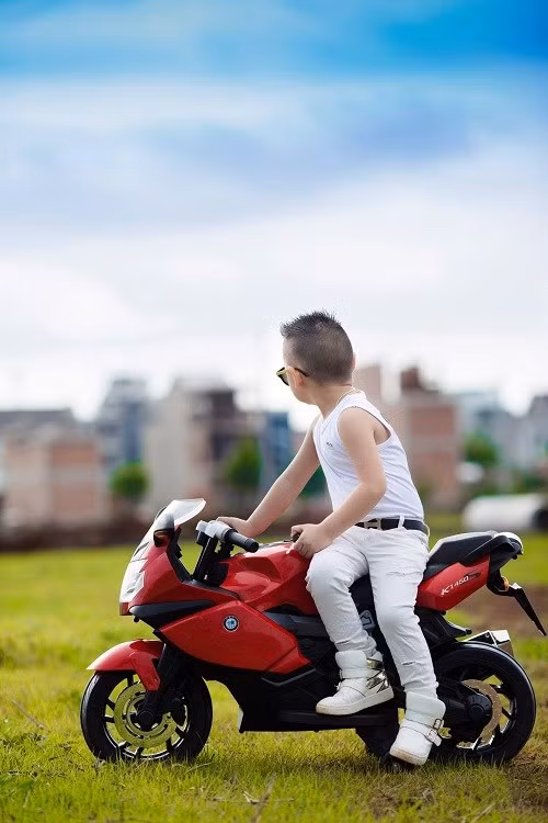 Ngay cả phụ kiện, bé cũng tự chọn cho mình giày dép, mũ nón Hưng, biết phối với nhau đẹp và phong cách.