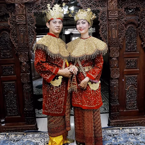 Sắc đỏ cùng kiểu dáng đậm chất hoàng gia chính là biểu tượng cho trang phục cưới của đất nước Indonesia (Ảnh : Dailymail)