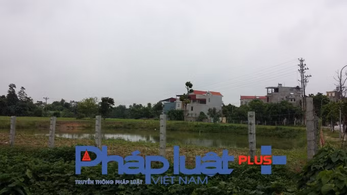 Cách mà mọi người ở đây biết đến và “nhận diện” ngôi biệt thự khủng này bằng những từ mỹ miều như khu nhà: xứng triệu đô, to nhất vùng, xây dựng trên diện tích đất rộng nhiều ha gần trụ sở UBND phường Hạp Lĩnh…