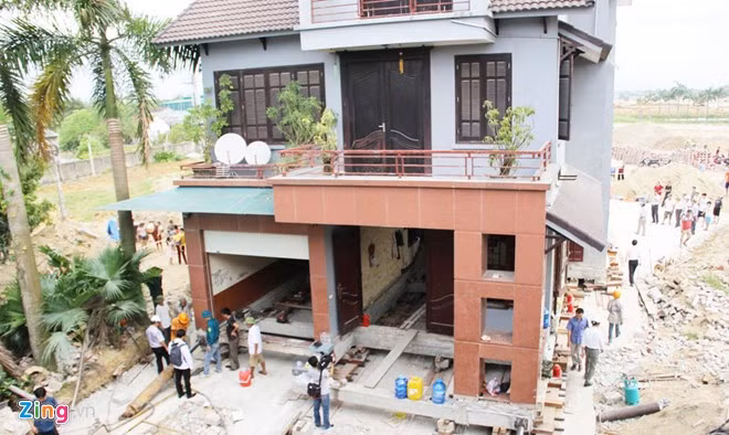 Trong ngày đầu tiên di dời, các "thần đèn" đã dịch chuyển căn biệt thự về phía sau khoảng 6 m so với vị trí ban đầu. Đây là lần đầu tiên ở Nghệ An xuất hiện "thần đèn" di dời nhà nên có hàng trăm người dân trong vùng đến tập trung theo dõi và trầm trồ khen ngợi. "Căn nhà nặng 800 tấn mà họ di chuyển được như thế thì đúng là chuyện cả đời tôi mới thấy", ông Trung (sống ở địa phương) cho hay.