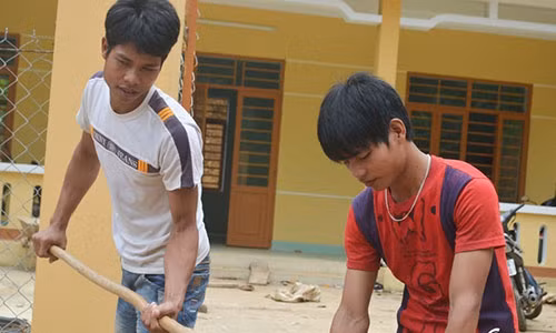 Hai chang trai Co Tu hien dat xay truong hoc cho tre em ngheo