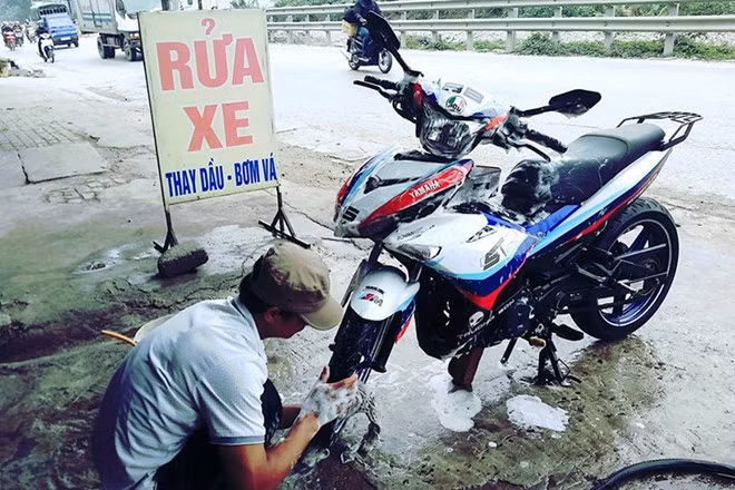 Hai co gai chay xe may tu Nam ra Bac trong 40 gio-Hinh-2