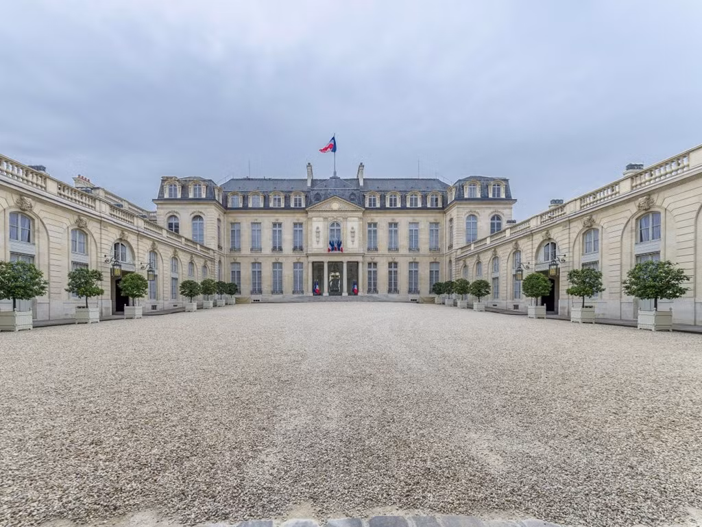 Gần đại lộ Champs-Élysées nổi tiếng của Paris, Élysée Palace là nơi cư ngụ của các tổng thống Pháp từ những năm 1840. Ông François Hollande sống ở đây từ năm 2012.