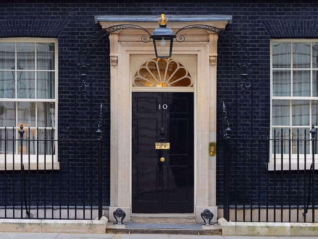 Thủ tướng Anh, bà Theresa May và chồng, đang sống ở số 10 phố Downing, London.