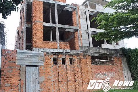 Gần 10 năm nay công trình này vẫn nằm yên bất động, xuống cấp từng ngày.