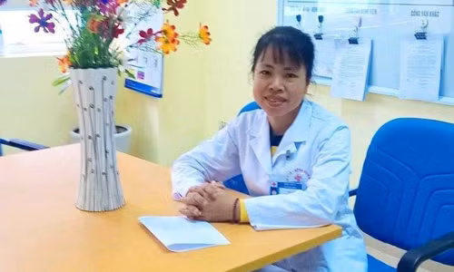 Nu bac si truyen lua cho nhung chien binh dau troc