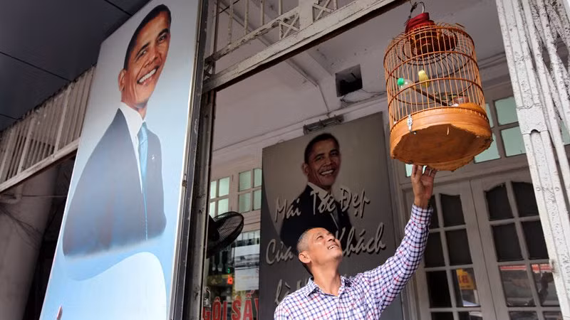 Ông Khánh cho biết ông sẽ treo ảnh ông Obama kể cả sau khi Tổng thống nghỉ hết nhiệm kỳ vì hình ảnh ông Obama đã trở thành thương hiệu của cửa hiệu cắt tóc.