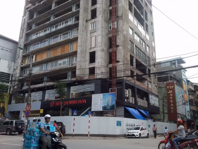 Theo thiết kế, đây là công trình nhà ở kết hợp với dịch vụ đa năng. Tòa nhà gồm 3 khối nhà liên hoàn cao 19 tầng nổi và 2 tầng hầm, diện tích từ tầng 1 đến tầng 3 được sử dụng làm trung tâm thương mại, siêu thị.Từ tầng 4 đến tầng 19 là các căn hộ cao cấp. Diện tích các căn từ 78m2, 94,3m2, 109,7m2, 113,9m2 và 200,6m2. Được biết, năm 2015 dự án chung cư bỏ hoang này nằm trong danh sách các dự án nằm ở các vị trí trung tâm nhưng chậm tiến độ, kiến nghị đổi chủ đầu tư hoặc thu hồi giấy phép xây dựng mà Sở Xây dựng Hà Nội nêu tên có Dự án Khu dịch vụ, văn phòng và nhà ở kinh doanh ở số 131 Thái Hà.
