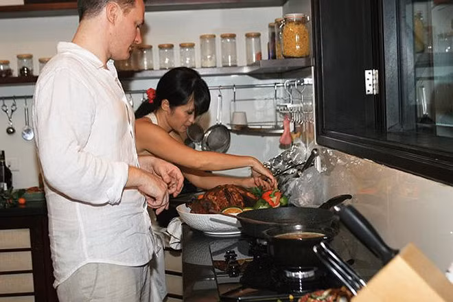 Căn bếp đẹp và tiện dụng là nơi Hồng Nhung nấu những món ăn chị thích cho chồng và hai con. Hồng Nhung là người nấu ăn khéo léo, chị rất đam mê việc bếp núc khi tự tay làm các món ăn cho gia đình hàng ngày.