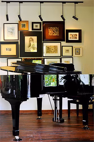 Nhưng bức tranh được treo trên tường cùng cây đàn piano là điểm nhấn trong một không gian sống đậm tính nghệ sỹ của diva.