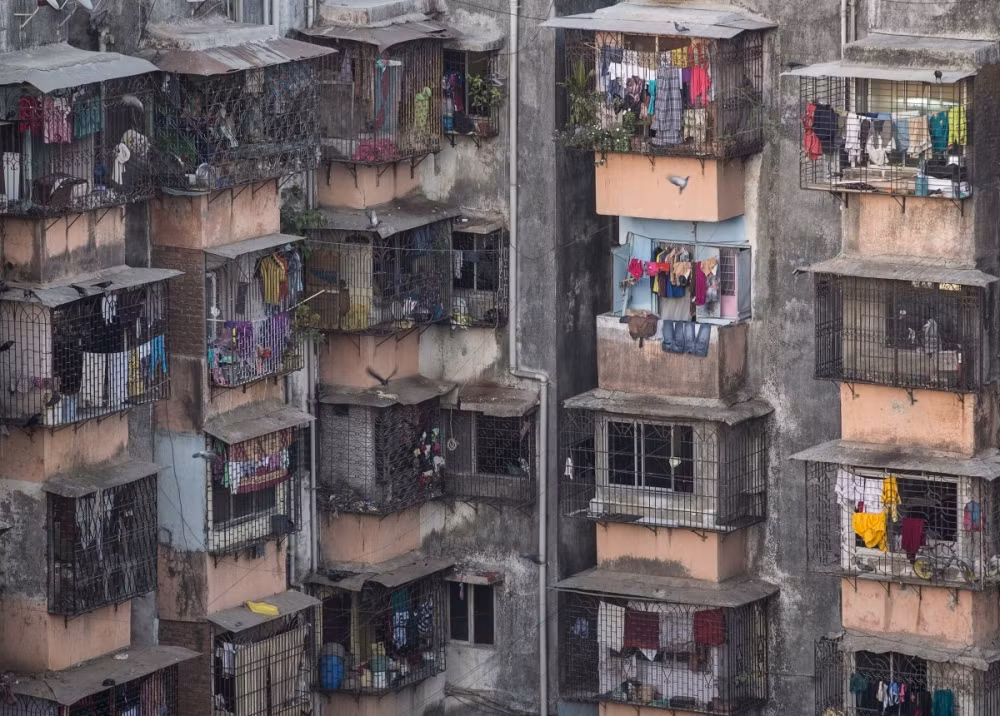 Có khoảng 1 triệu người đang sinh sống ở những ngôi nhà chật hẹp như trên ở Dharavi (Ấn Độ), một trong những khu ổ chuột lớn nhất châu Á.