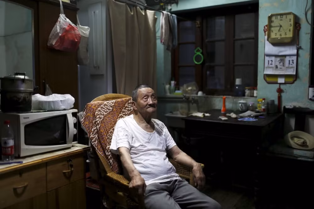 Ông Wang Cunchun, 90 tuổi, sống cùng người con trai 60 tuổi tại ngôi nhà siêu nhỏ chỉ rộng vỏn vẹn 33 m2 ở Thượng Hải.