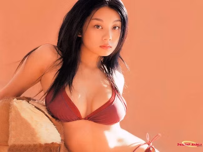 Xuất thân là một gravure idol (người mẫu chụp ảnh bikini, nội y), Koike Eiko đã từng bước chinh phục khán giả màn bạc Nhật và từng được trao giải thưởng của Viện hàn lâm cho nữ diễn viên phụ xuất sắc nhất.
