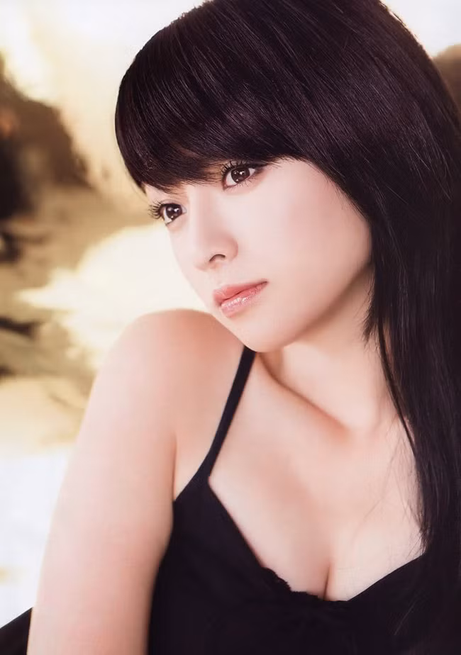 Kyoko Fukada là một ca sĩ, diễn viên nổi tiếng ở Nhật. Cô cũng chỉ cao 1m63 nhưng có thân hình vô cùng săn chắc và gương mặt ngây thơ hút hồn phái mạnh.