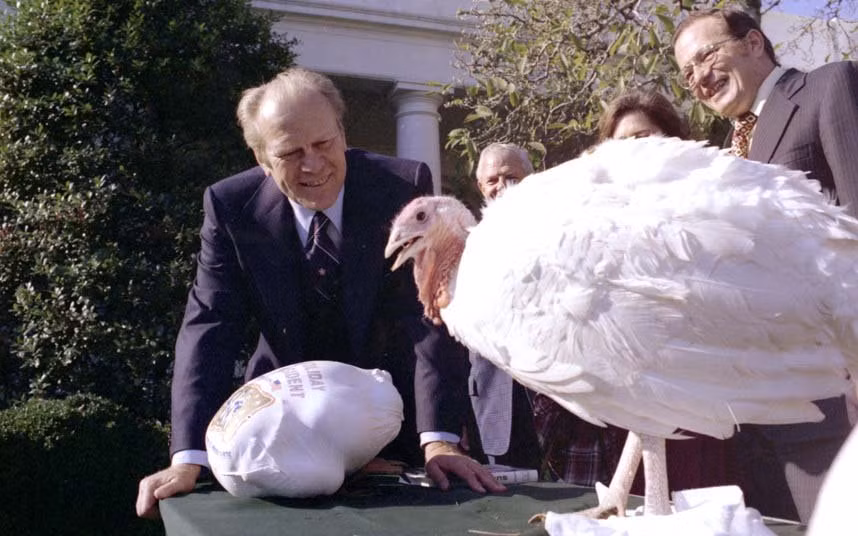 Cựu Tổng thống Gerald Ford thích thú ngắm nhìn con gà tây rất lớn trong lễ Tạ Ơn năm 1975.