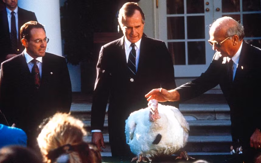 Cựu Tổng thống George HW Bush (giữa) chuẩn bị ân xá cho con gà tây ở Nhà Trắng vào năm 1989.
