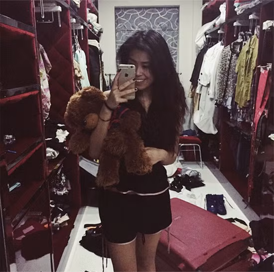 Tủ quần áo của người đẹp sinh năm 1997 cũng rộng rãi và đồ sộ như minh tinh màn bạc.