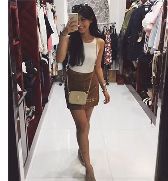 Chân váy mini, áo ba lỗ và túi YSL tạo lên cho Thảo Tiên vẻ ngoài xinh tươi và gợi cảm.
