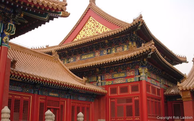 6. Tường cung điện được sơn màu đỏ tươi, tượng trưng cho sự trang nghiêm, hạnh phúc, may mắn. Thời xưa, trừ hoàng cung ra, chỉ có phủ thân vương và những đền miếu quan trọng mới được dùng màu đỏ.