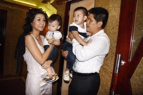 Năm 2012, biến cố xảy ra với gia đình khi Phước Sang lâm vào cảnh nợ nần, không có khả năng chi trả. Không lâu sau đó lại có thông tin vợ chồng cô đã ly hôn, khiến dư luận không khỏi chê trách Kim Thư, cho rằng cô là người ham vinh hoa phú quý.