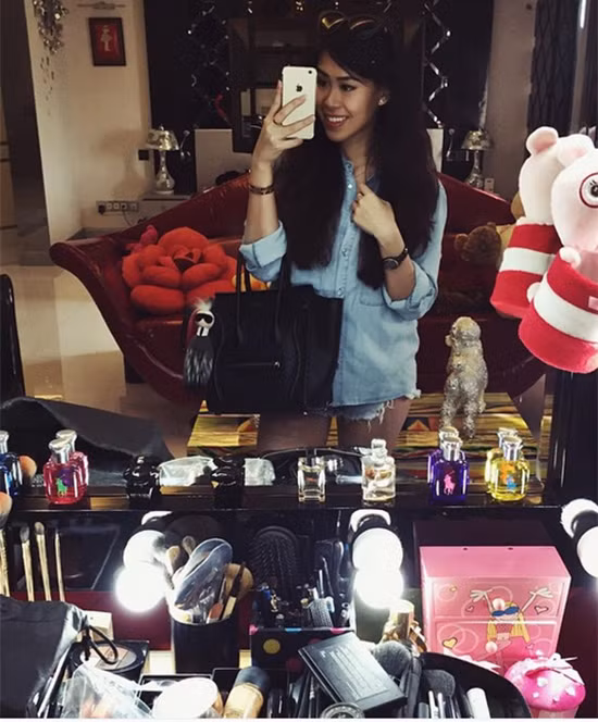 Túi Celine được Thảo Tiên mix cùng "cả cây" denim. Ngoài ra, để tô điểm cho chiếc túi, cô còn sắm móc khóa túi xách của hiệu Fendi. Riêng chiếc móc khóa túi xách này có giá khoảng hơn 10 triệu đồng.