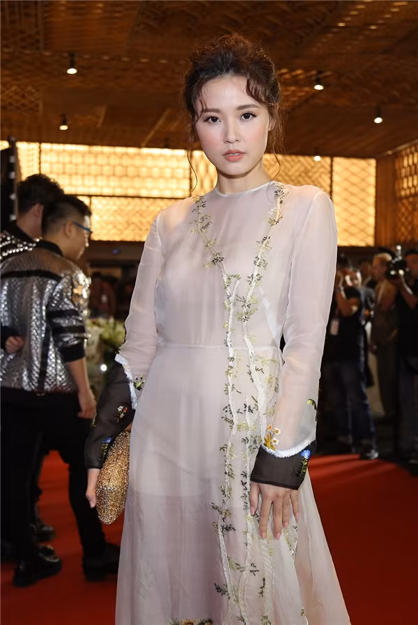 Những ngày gần đây, Midu dính phải tin đồn đã đụng "dao kéo", cụ thể là độn cằm. Chia sẻ về tin đồn này, Midu bộc bạch: "Không biết là những ngày qua xuất hiện ở đâu ra cái tin là Midu đi độn cầm mặc dù là mặt mình tròn quay à. Cái tấm hình đó là do hôm đó Midu đi quay rất là mệt, có rất là nhiều cảnh quay và lúc đó Midu cũng đang bị bệnh nữa. Cho nên gương mặt Midu bị hốc hác hơn bình thường một chút xíu, lúc đó tấm hình được đưa lên thì mọi người cho là mặt Midu hồi trước tròn, bây giờ chắc là mới đi độn cầm về".