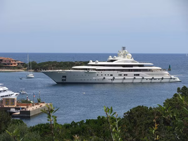 Dibar (266 triệu USD): Thuộc sở hữu của tỉ phú người Nga Alisher Usmanov. Nó thường được chủ sở hữu sử dụng để thăm các hòn đảo của ông. Dilbar là một trong những chiếc du thuyền to nhất thế giới với chiều dài 110m.