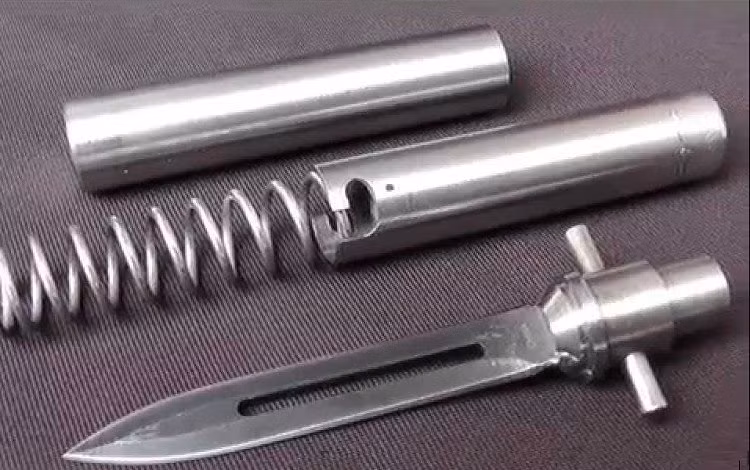 Trên chuôi dao găm có một nút bấm hoặc công tắc cho phép người sử dụng phóng phần lưỡi dao đi xa khoảng 5m. (Ảnh: Internet).