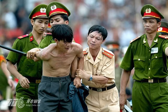 Không những vậy, khi trận đấu diễn ra, rất đông khán giả tràn xuống sân văng tục, ném chai lọ về phía BHL CLB HAGL. Tình hình căng đến mức, bầu Đức phải thốt lên: 'Để khán giả tràn xuống sân như vậy, thánh đá cũng không được'.