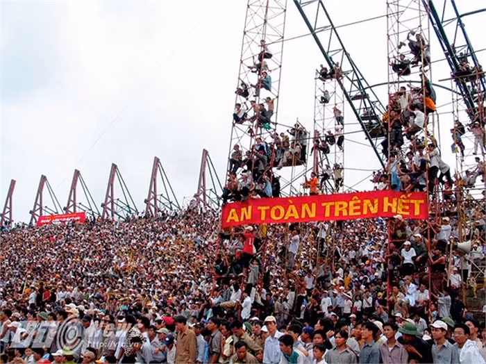 Khi đó Thiên Trường đang trong quá trình xây dựng chuẩn bị cho SEA Games 22. Do kiểm soát không tốt, khán giả đã tràn vào sân và tạo nên một cảnh tượng xem bóng đá rùng mình.